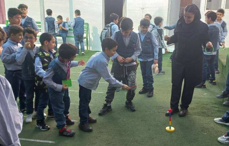 اجرای طرح غوطه وری توسط آموزگار زبان در زنگ تفریح 3