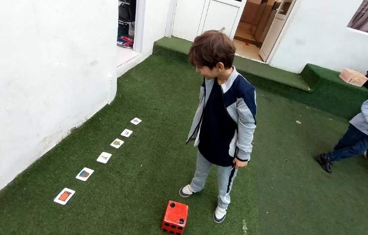 اجرای طرح غوطه وری توسط آموزگار زبان در زنگ تفریح 3