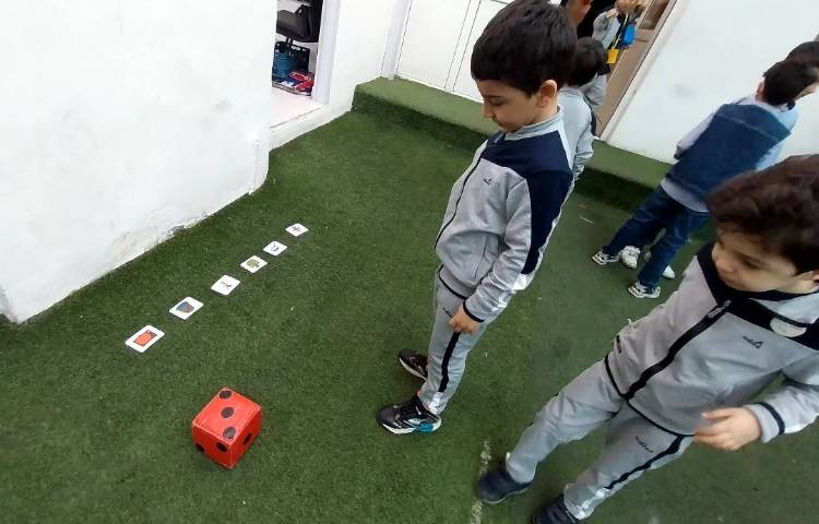 اجرای طرح غوطه وری توسط آموزگار زبان در زنگ تفریح 4