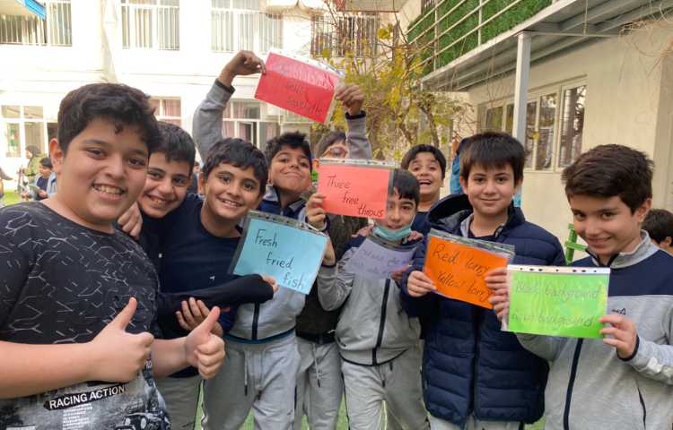 اجرای طرح غوطه وری توسط آموزگار زبان در زنگ تفریح 4