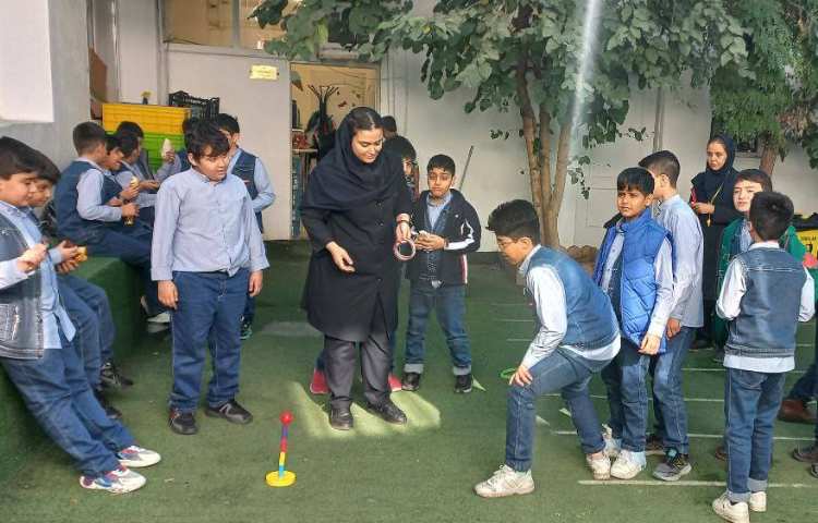 اجرای طرح غوطه وری توسط آموزگار زبان در زنگ تفریح