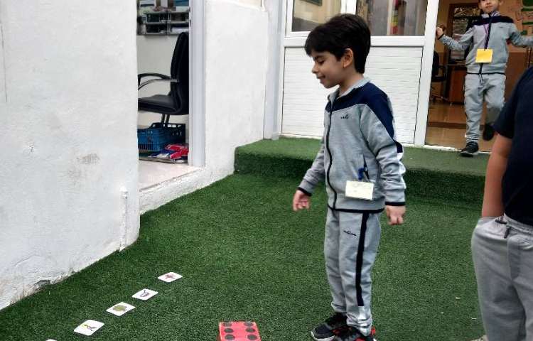 اجرای طرح غوطه وری توسط آموزگار زبان در زنگ تفریح