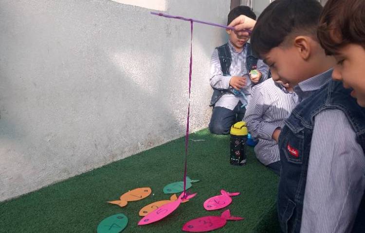 اجرای طرح غوطه وری توسط آموزگار زبان 3