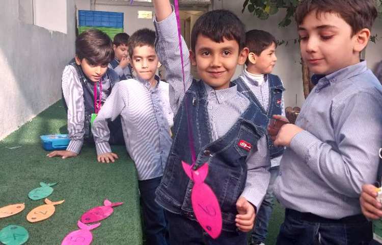 اجرای طرح غوطه وری توسط آموزگار زبان