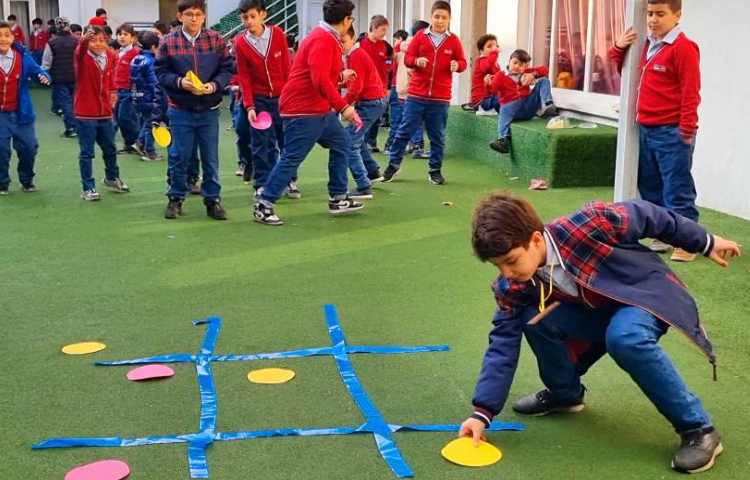 اجرای طرح غوطه‌وری توسط مدرسین زبان در زنگ تفریح 2