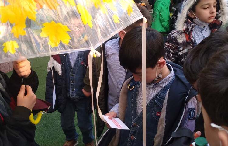 اجرای طرح غوطه وری در حیاط توسط آموزگار زبان جهت روخوانی لغات 1