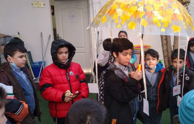 اجرای طرح غوطه وری در حیاط توسط آموزگار زبان جهت روخوانی لغات 2