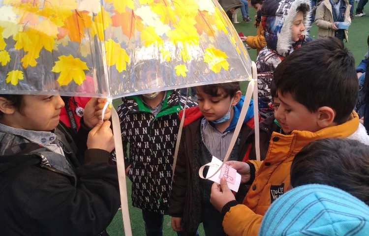 اجرای طرح غوطه وری در حیاط توسط آموزگار زبان جهت روخوانی لغات 3