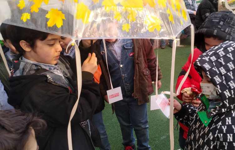 اجرای طرح غوطه وری در حیاط توسط آموزگار زبان جهت روخوانی لغات 4