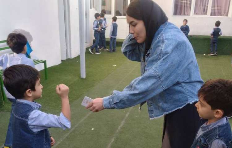 اجرای طرح غوطه وری در حیاط توسط آموزگار زبان و بازی با فلش کارت 4