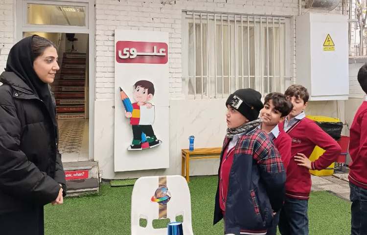 اجرای غوطه وری در زنگ تفریح توسط تیم زبان 4