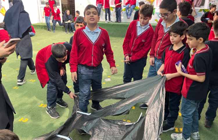 اجرای غوطه‌وری در زنگ تفریح توسط مدرسین زبان 1