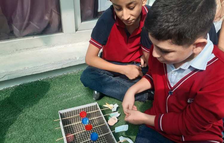 اجرای غوطه‌وری در زنگ تفریح توسط مدرسین زبان 1