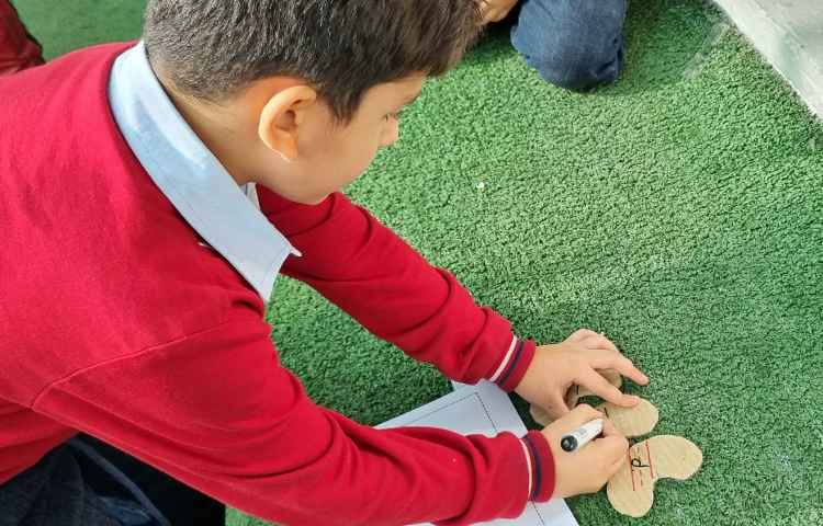 اجرای غوطه‌وری در زنگ تفریح توسط مدرسین زبان 1