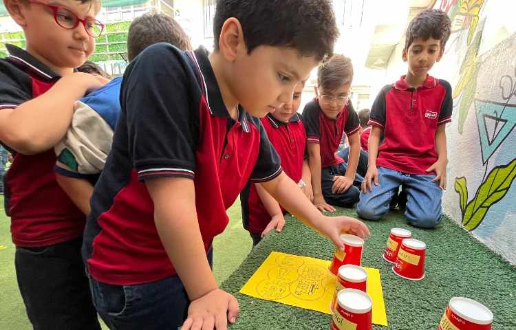 اجرای غوطه‌وری در زنگ تفریح توسط مدرسین زبان 1