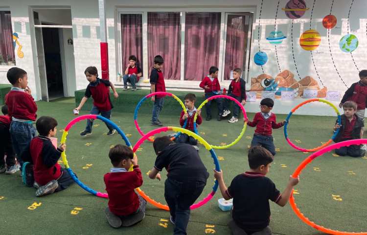 اجرای غوطه‌وری در زنگ تفریح توسط مدرسین زبان 1