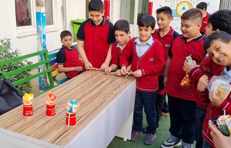 اجرای غوطه‌وری در زنگ تفریح توسط مدرسین زبان 1