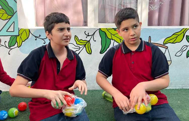 اجرای غوطه‌وری در زنگ تفریح توسط مدرسین زبان 1