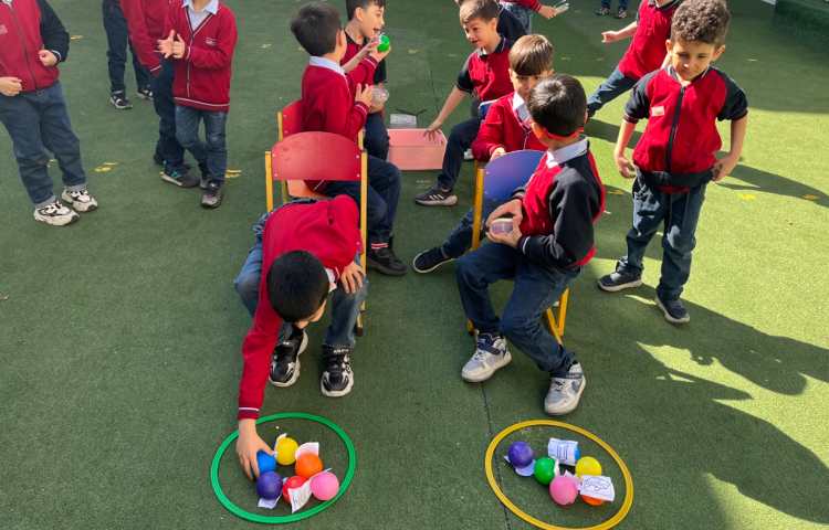 اجرای غوطه‌وری در زنگ تفریح توسط مدرسین زبان 1