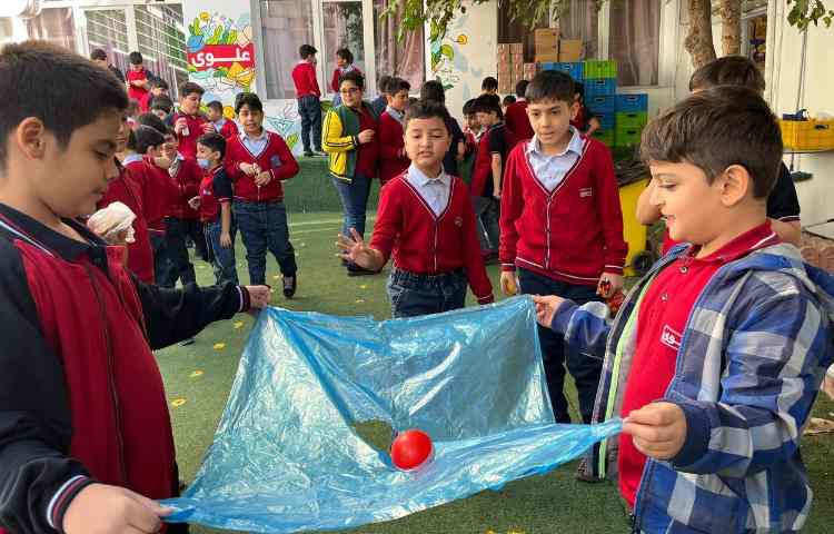 اجرای غوطه‌وری در زنگ تفریح توسط مدرسین زبان 1