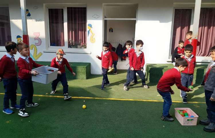 اجرای غوطه‌وری در زنگ تفریح توسط مدرسین زبان 1