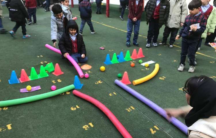 اجرای غوطه‌وری در زنگ تفریح توسط مدرسین زبان 1