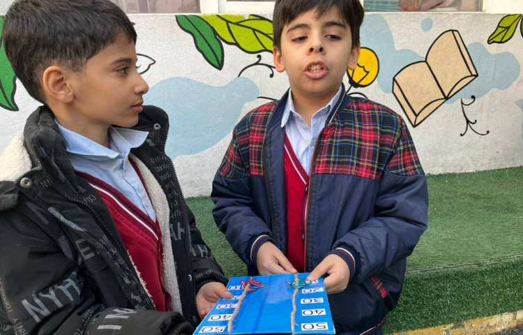 اجرای غوطه‌وری در زنگ تفریح توسط مدرسین زبان 1