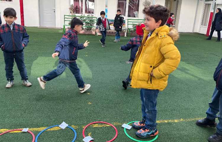 اجرای غوطه‌وری در زنگ تفریح توسط مدرسین زبان 1