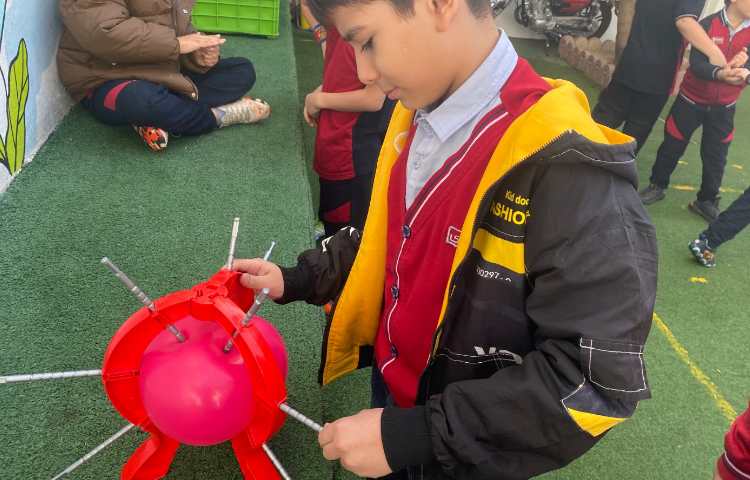 اجرای غوطه‌وری در زنگ تفریح توسط مدرسین زبان 1