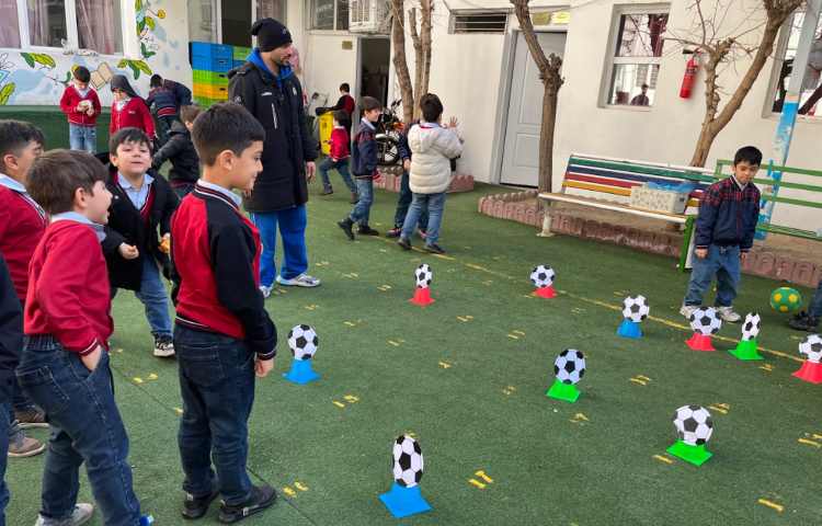 اجرای غوطه‌وری در زنگ تفریح توسط مدرسین زبان 1