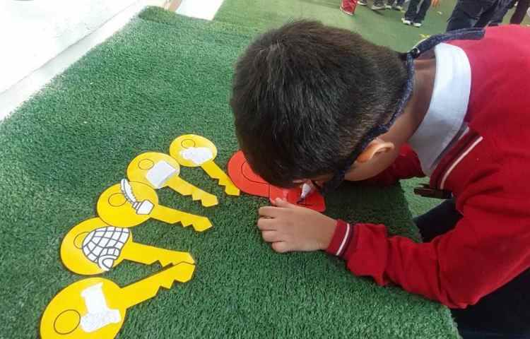 اجرای غوطه‌وری در زنگ تفریح توسط مدرسین زبان 2