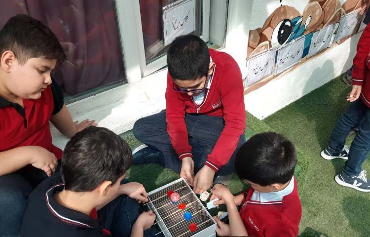 اجرای غوطه‌وری در زنگ تفریح توسط مدرسین زبان 2