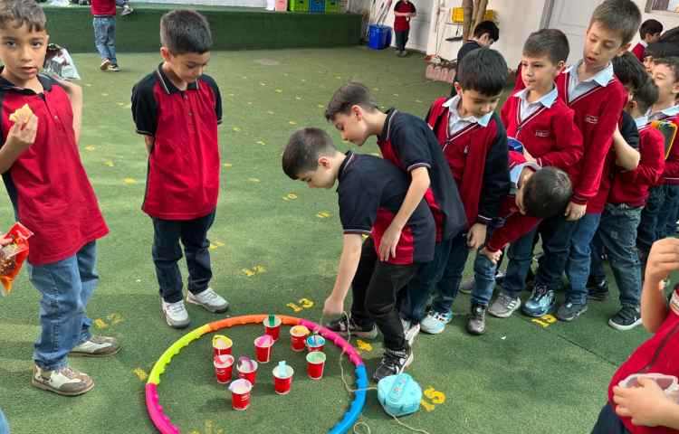 اجرای غوطه‌وری در زنگ تفریح توسط مدرسین زبان 2