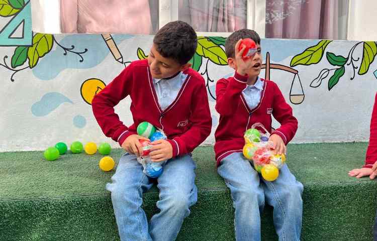 اجرای غوطه‌وری در زنگ تفریح توسط مدرسین زبان 2