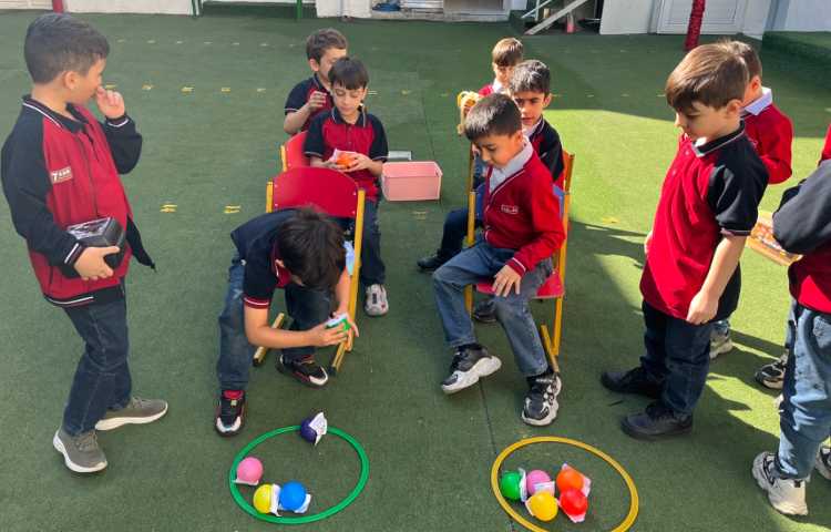 اجرای غوطه‌وری در زنگ تفریح توسط مدرسین زبان 2