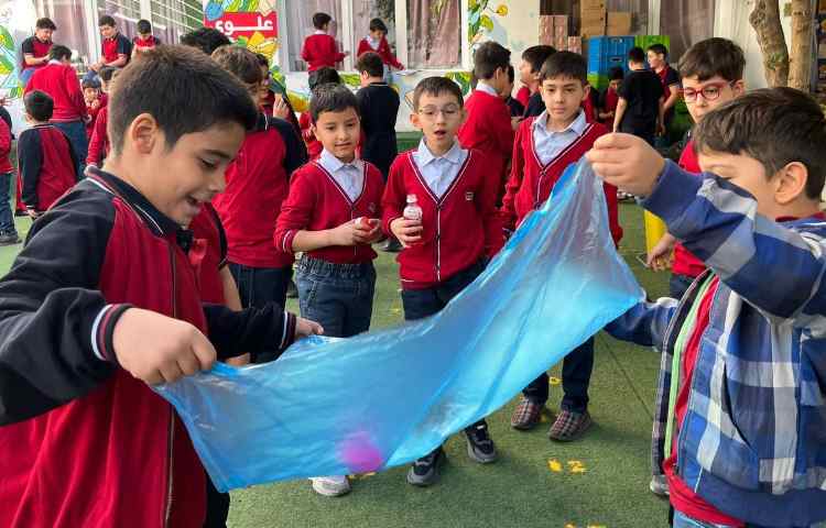 اجرای غوطه‌وری در زنگ تفریح توسط مدرسین زبان 2