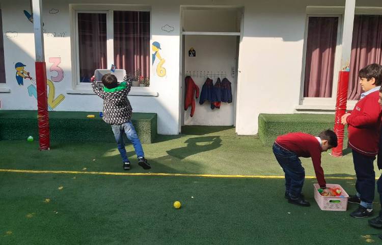 اجرای غوطه‌وری در زنگ تفریح توسط مدرسین زبان 2