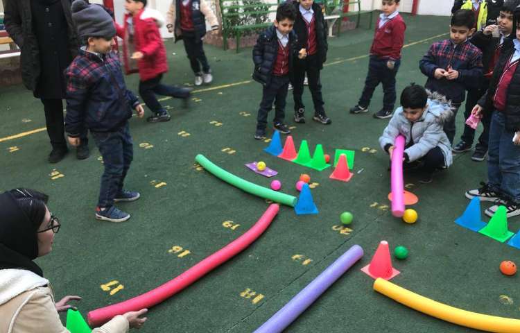 اجرای غوطه‌وری در زنگ تفریح توسط مدرسین زبان 2