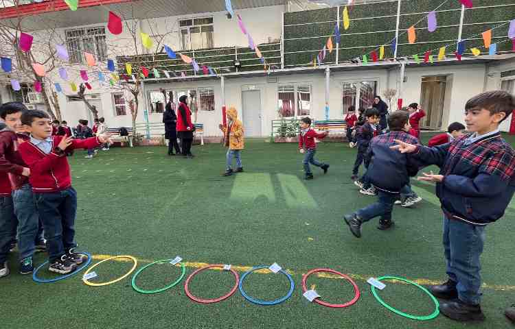 اجرای غوطه‌وری در زنگ تفریح توسط مدرسین زبان 2