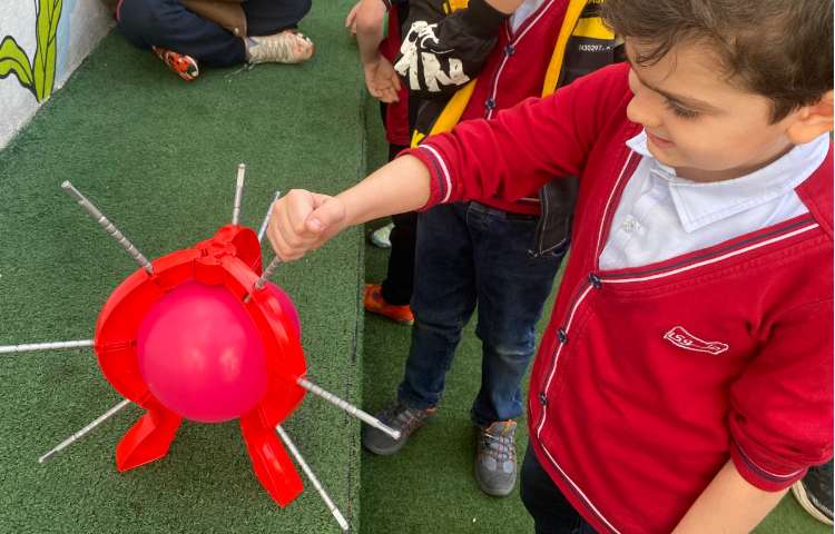 اجرای غوطه‌وری در زنگ تفریح توسط مدرسین زبان 2