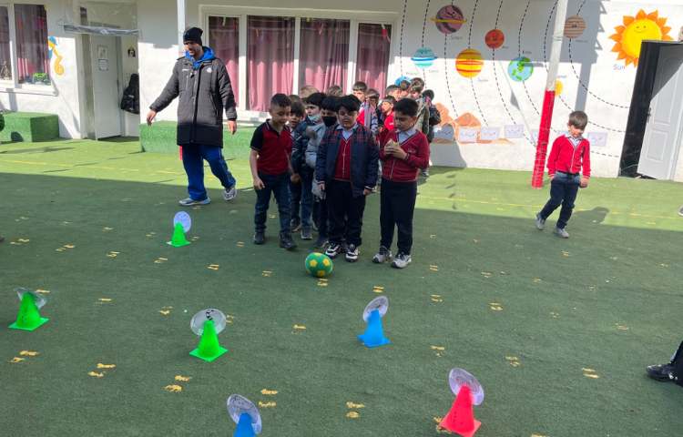 اجرای غوطه‌وری در زنگ تفریح توسط مدرسین زبان 2