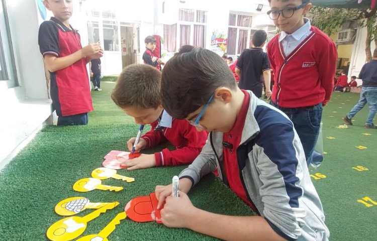 اجرای غوطه‌وری در زنگ تفریح توسط مدرسین زبان 3