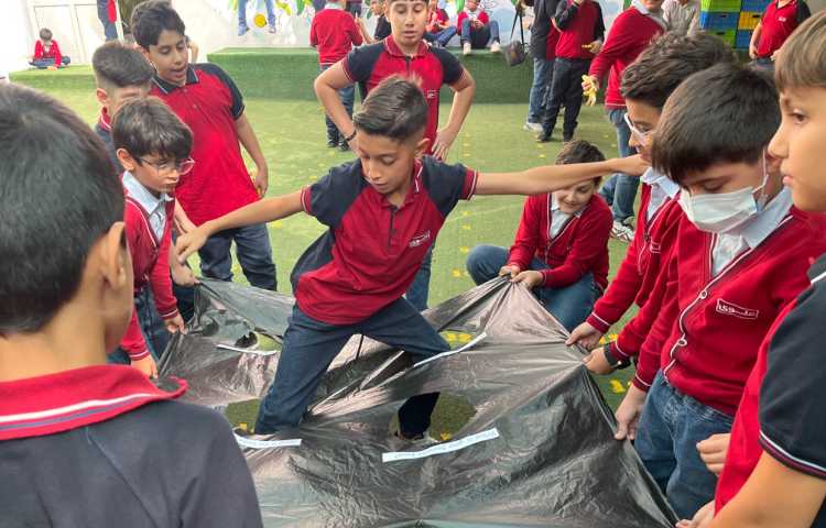 اجرای غوطه‌وری در زنگ تفریح توسط مدرسین زبان 3