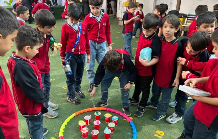 اجرای غوطه‌وری در زنگ تفریح توسط مدرسین زبان 3