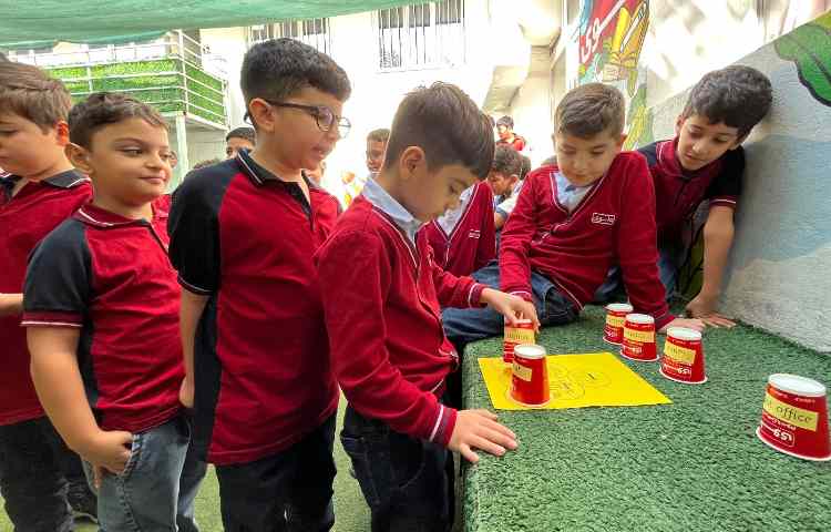 اجرای غوطه‌وری در زنگ تفریح توسط مدرسین زبان 3