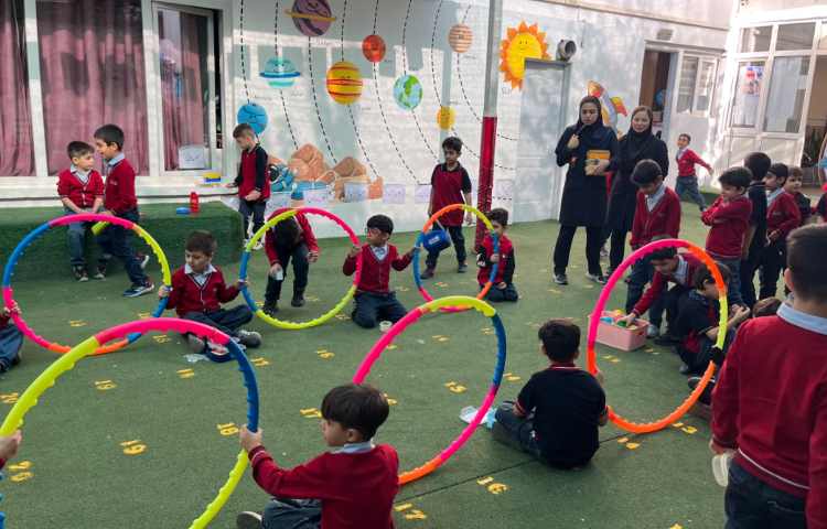 اجرای غوطه‌وری در زنگ تفریح توسط مدرسین زبان 3