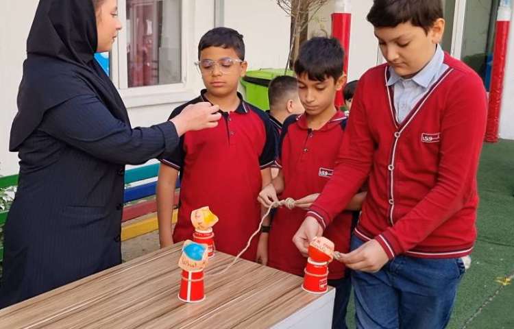 اجرای غوطه‌وری در زنگ تفریح توسط مدرسین زبان 3