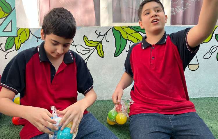 اجرای غوطه‌وری در زنگ تفریح توسط مدرسین زبان 3