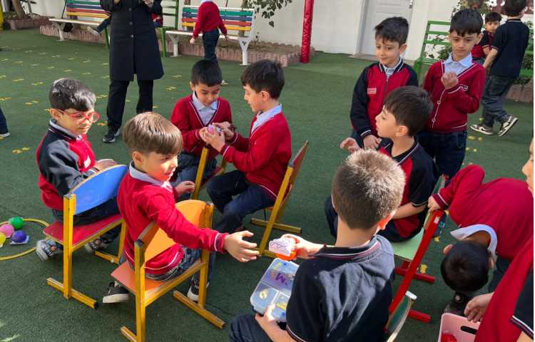 اجرای غوطه‌وری در زنگ تفریح توسط مدرسین زبان 3