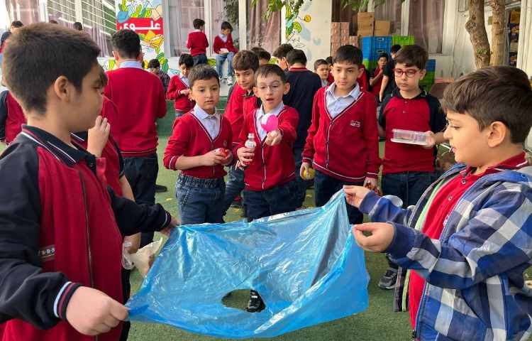 اجرای غوطه‌وری در زنگ تفریح توسط مدرسین زبان 3